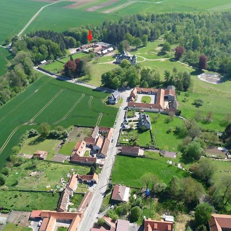 Florimont - Vaste gîte à la ferme Villers-Châtel Esterno foto