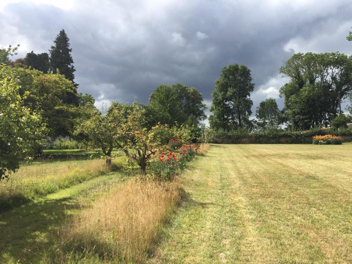 Florimont - Vaste gîte à la ferme Villers-Châtel Esterno foto